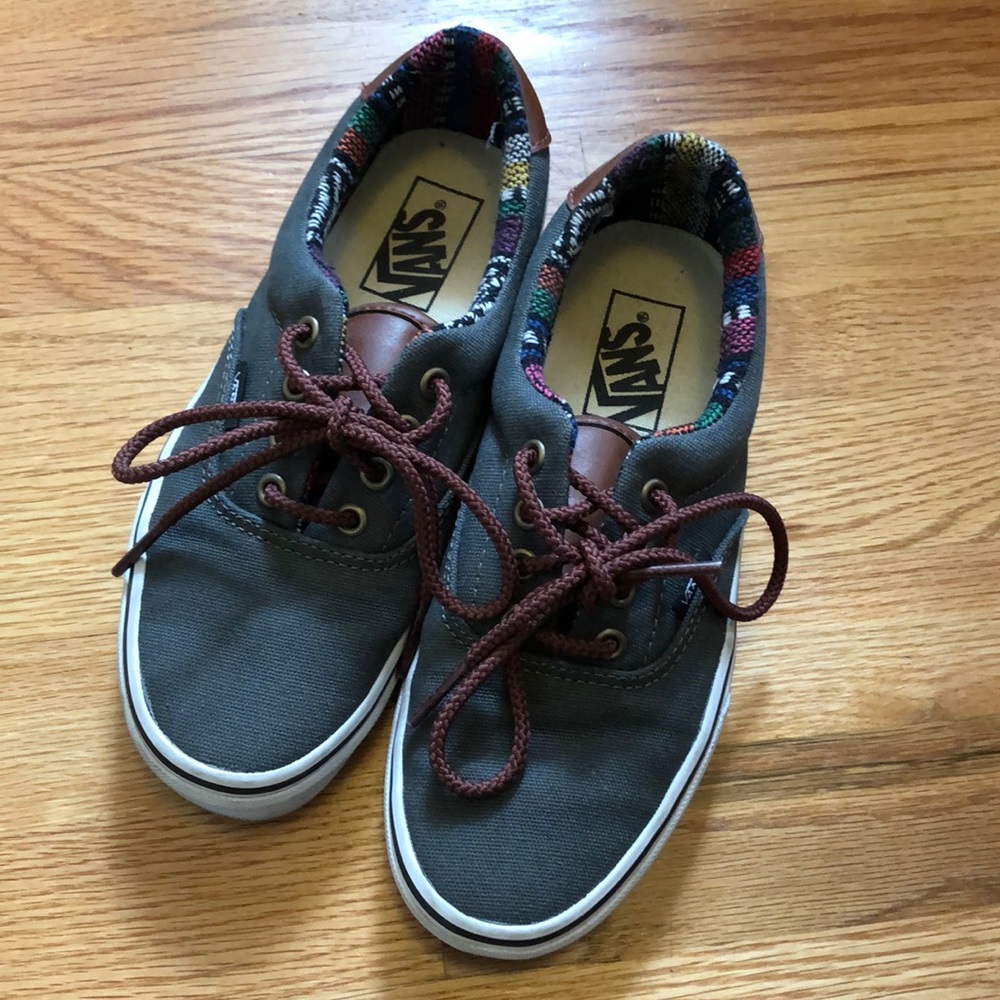 Sweet green & brown leather Vans with sweet woven inner lining. Men 5 Women 6.5